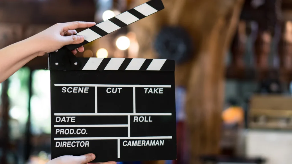 Cut the board for the movie. In the hands of the director The back is a beautiful light bokeh.